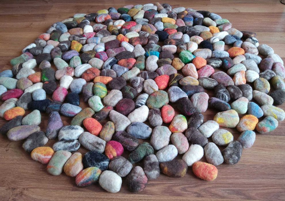килим, пано от вълнени камъни