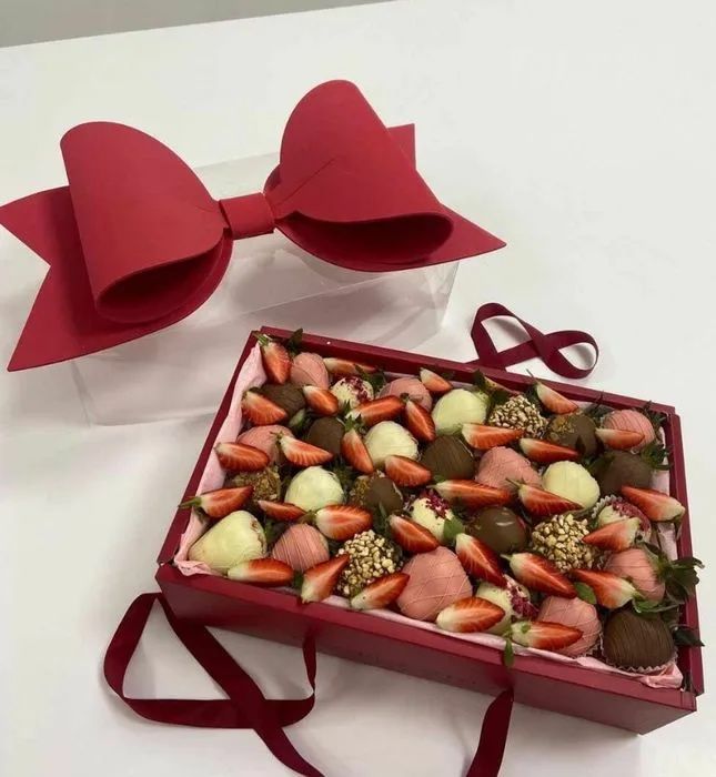 Клубника в шоколаде в коробке бант