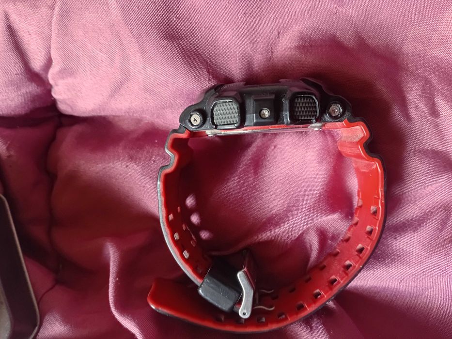 Продавам часовник casio GA-110HR