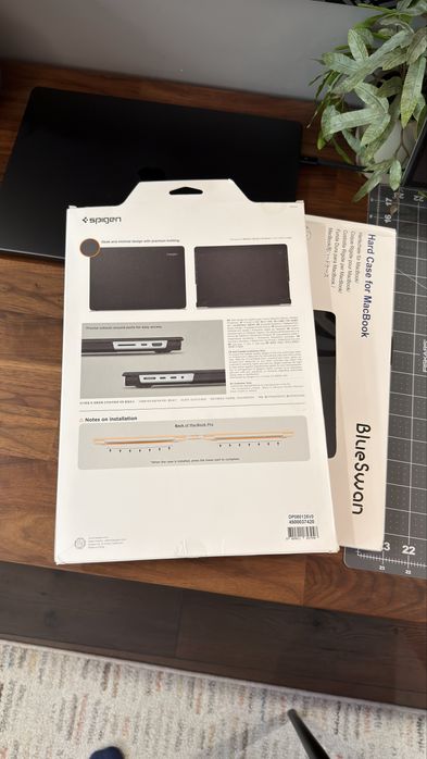 Твърд калъф Spigen Urban Fit за MacBook Pro 16" 2021-2025 + Подарък