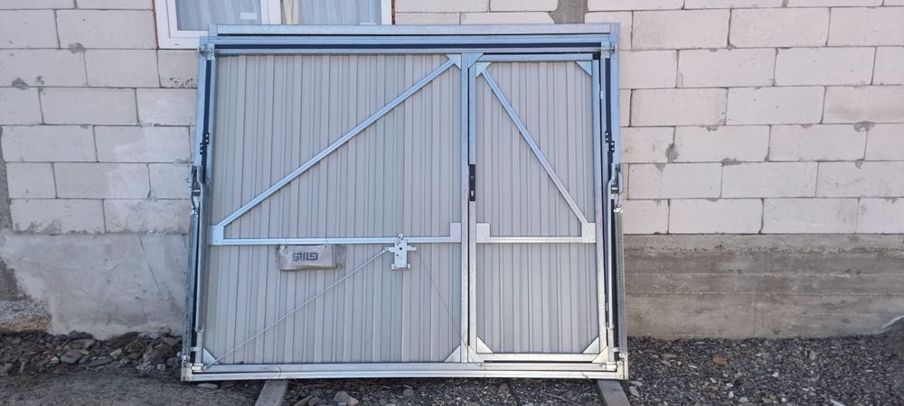 Vând 2 uși de garaj stare foarte bună