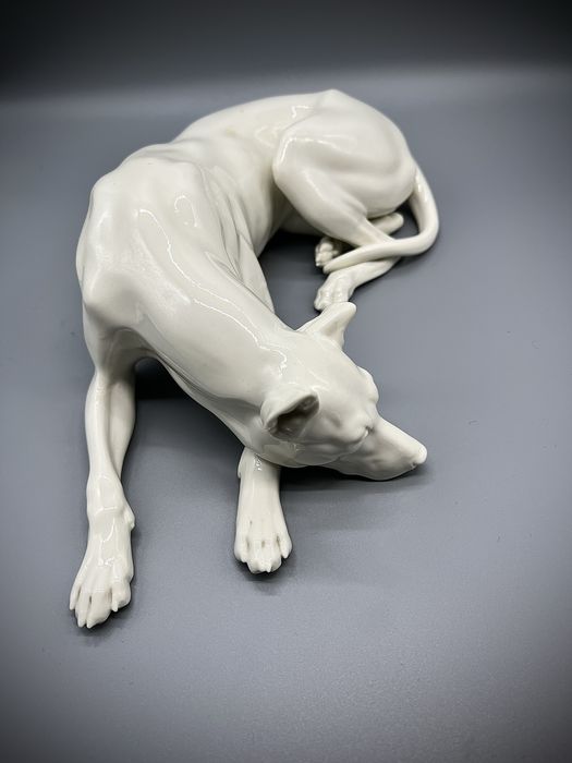 Статуэтка собаки фарфор