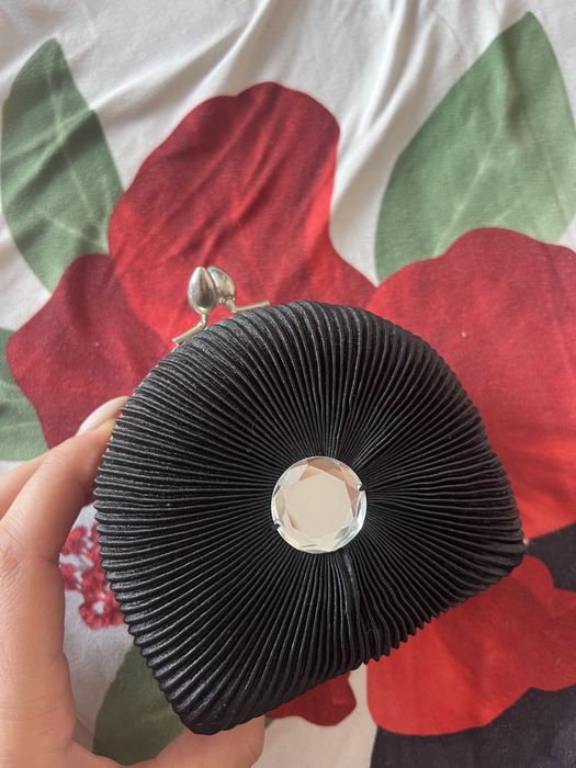 Jacquemus, Armani Jeans, Parfois, Adidas, Chanel