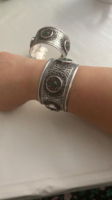 Күміс білезік сатылады.