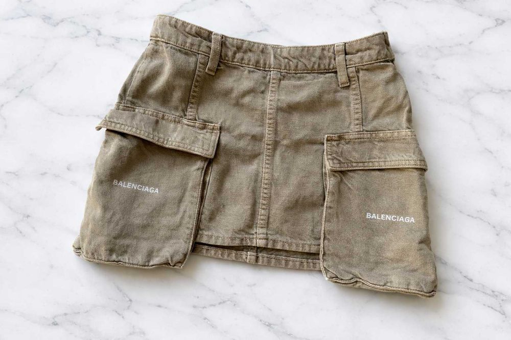 дънкова зелена къса пола носена без забележки на баленсиага с джобове balenciaga
