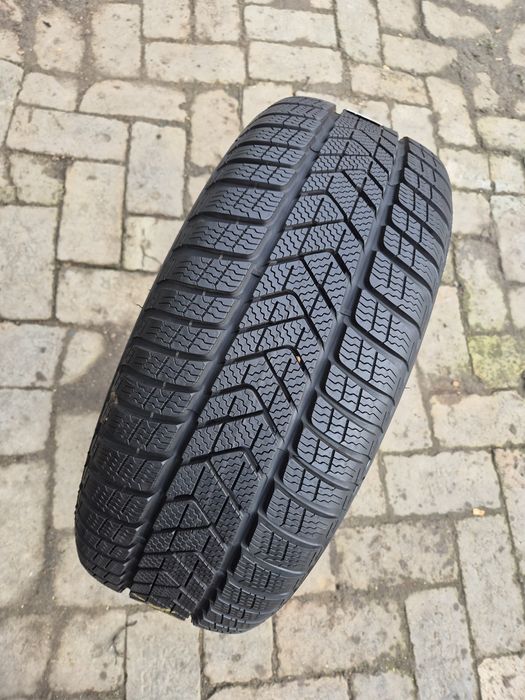 O bucată 225/50 R17 M+S iarnă - una Pirelli Bridgestone