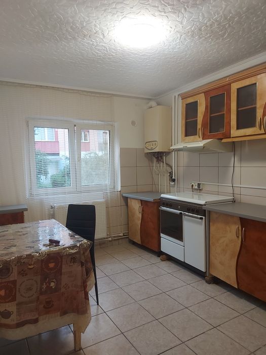 Închiriez apartament cu 2 camere