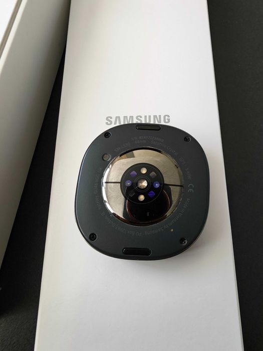 Часовник Samsung galaxy watch 8 44mm подарък към часовника чисто нова каишка.