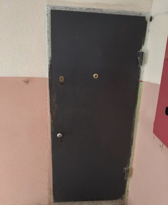 Дверь входная. Железная с коробкой