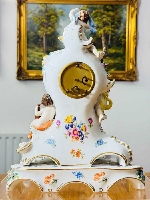 Ceas de șemineu Sitzendorf Four Seasons din porțelan, cu putti și flori aplicate