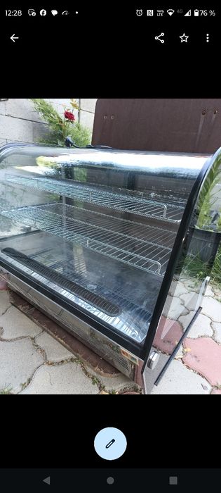 Vitrina frigorifica de masă în condiții perfecte de funcționare