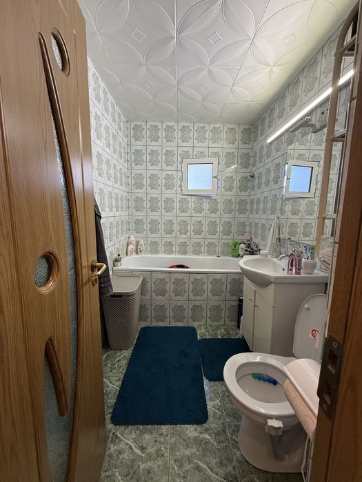 Vand apartament 3 camere + 2 balcoane inchise, decomandat, zona Tomesti