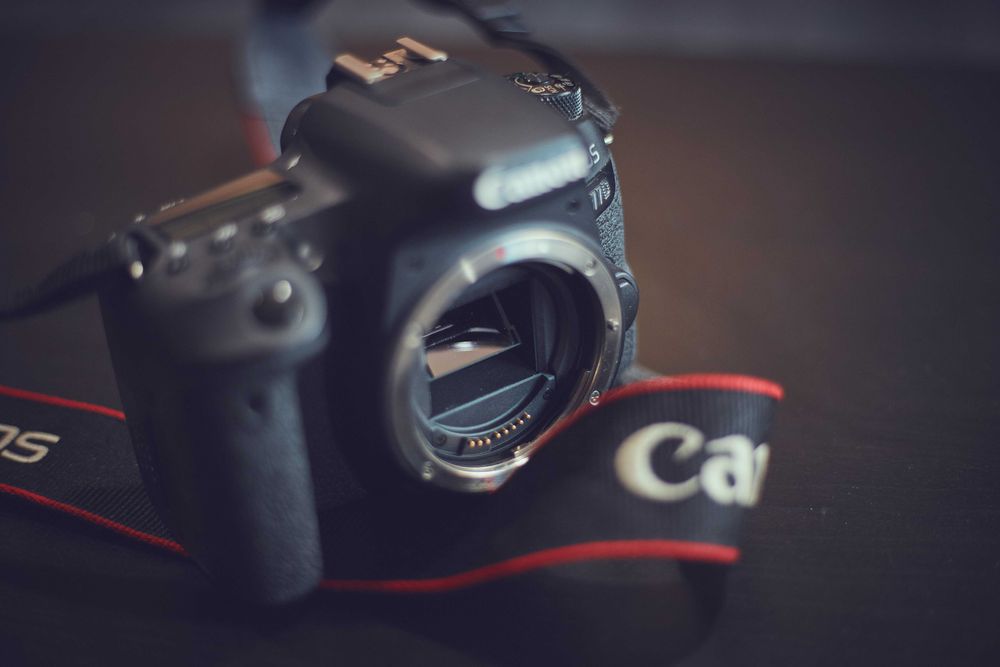 DSLR Canon 77D stare excelenta