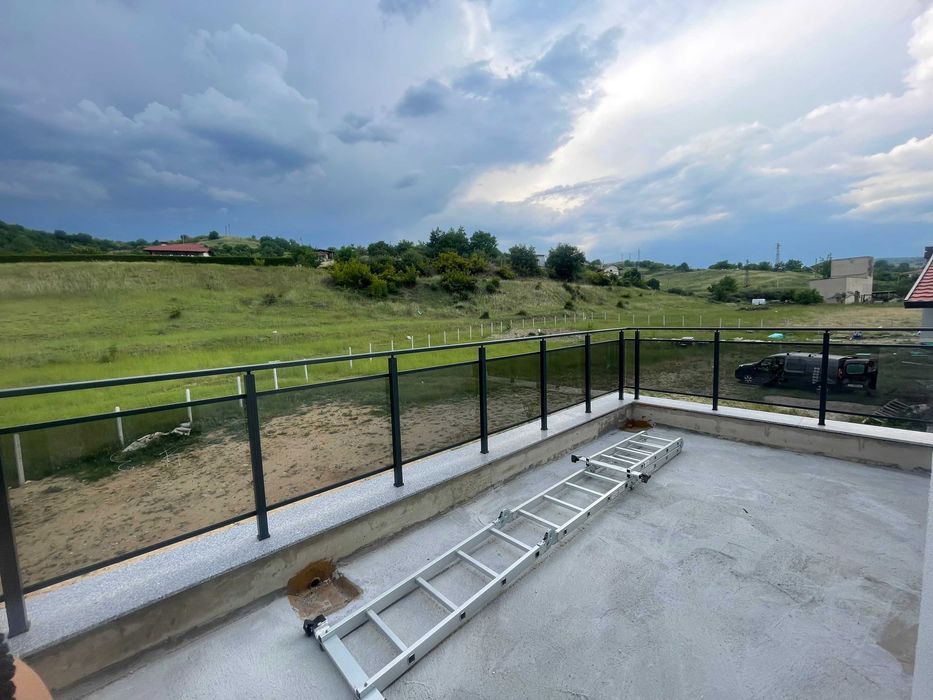 Новопостроена двуетажна къща, разположена в кв. Изгрев