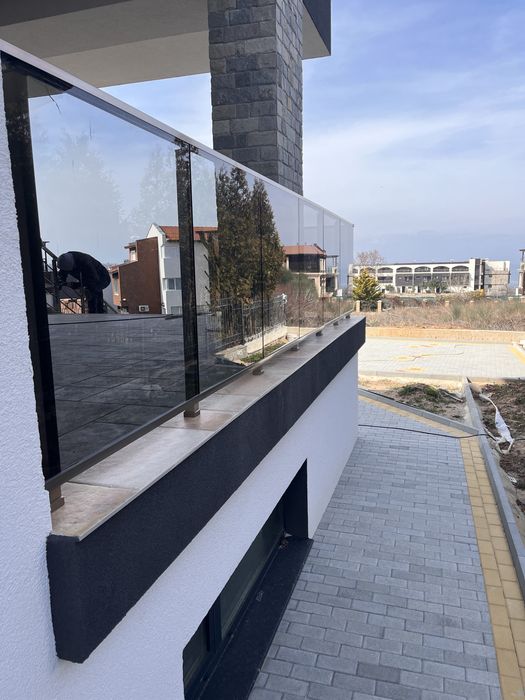 Алуминиеви и стъклени парапети