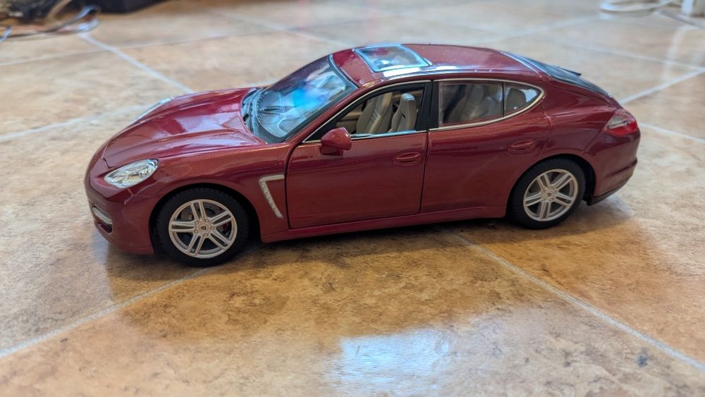 Macheta Porsche Panamera Turbo 1:18