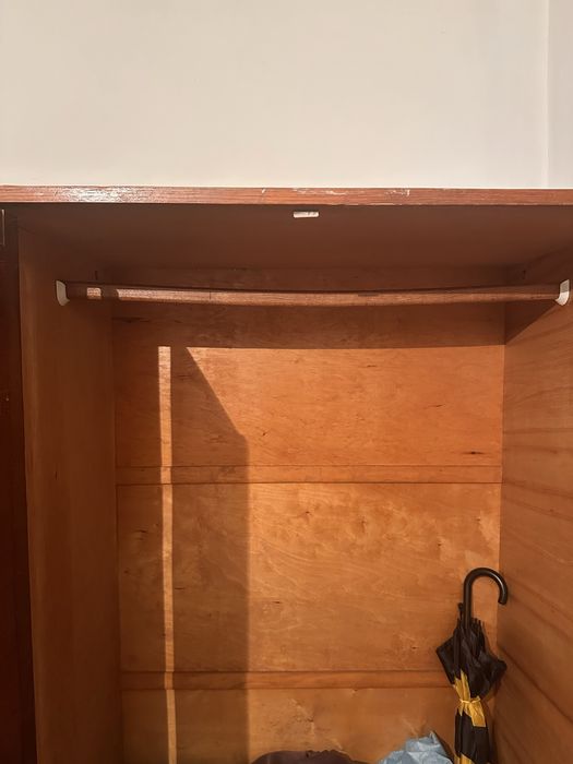 Продам шкаф трехстворчатый с зеркалом (дерево)