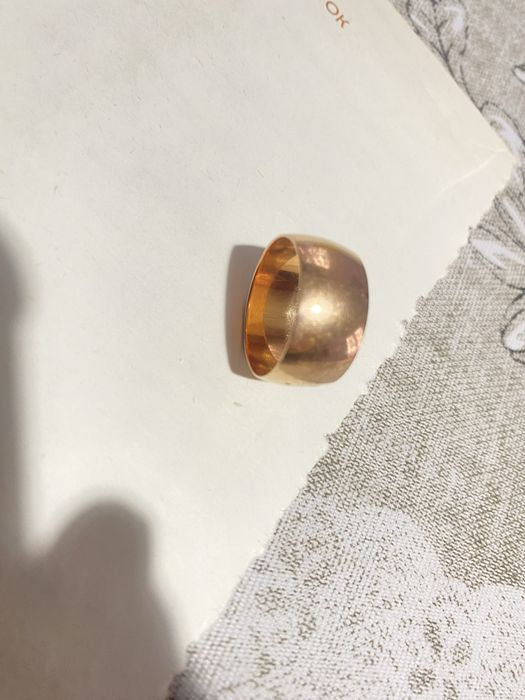 Золотое обручальное кольцо