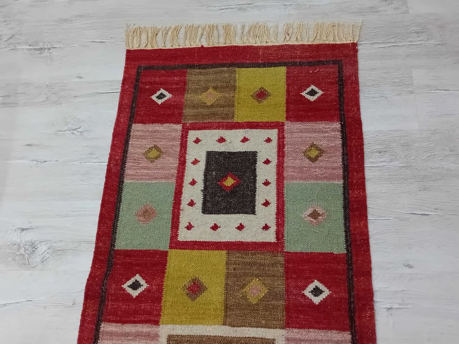 Covor țărănesc cu model şi franjuri lucrat manual, din lână și iută