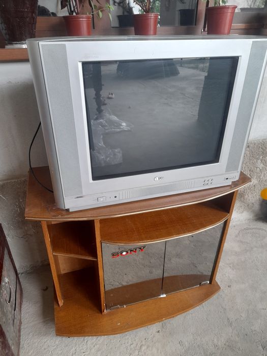 Телевизор LG плано.