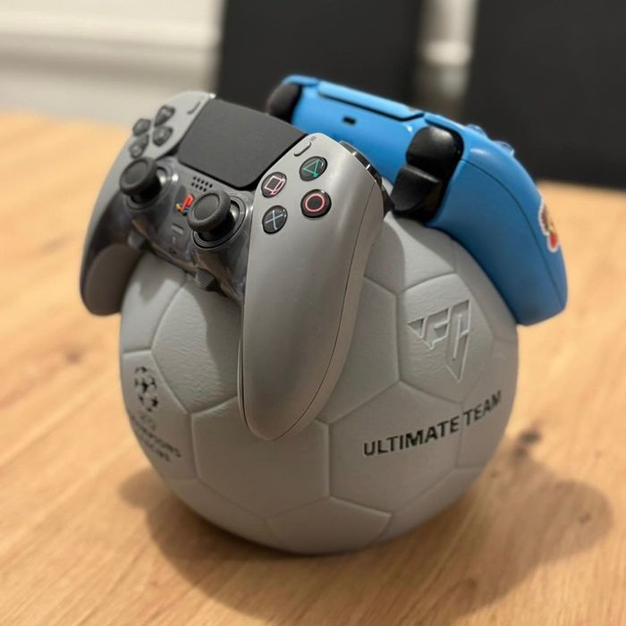 Стойка за 2x PS5 DualSense контролера – Футболна топка
