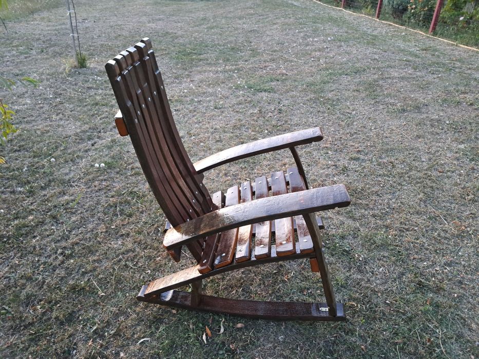 Scaun balansoar din doage de stejar .