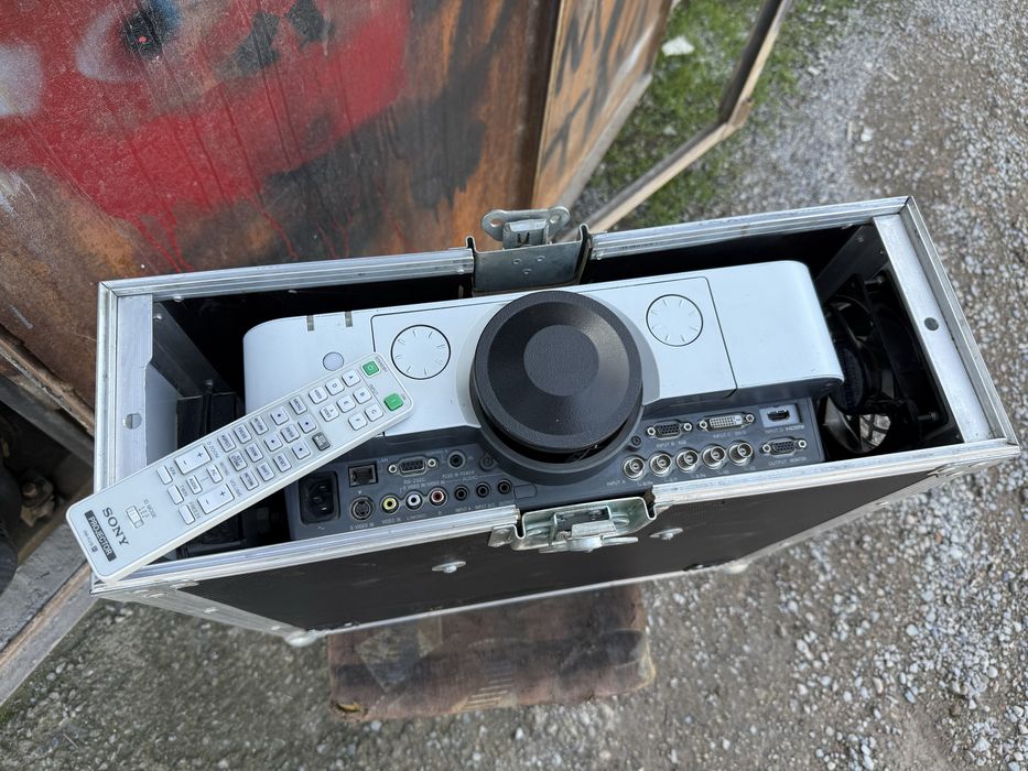 * SONY VPL-FH30 проэктор (требуется ремонт)