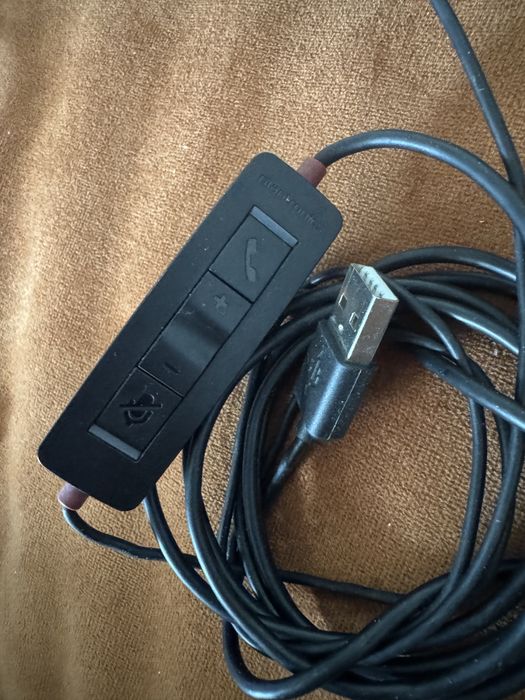 Casti cu microfon si control pe fir