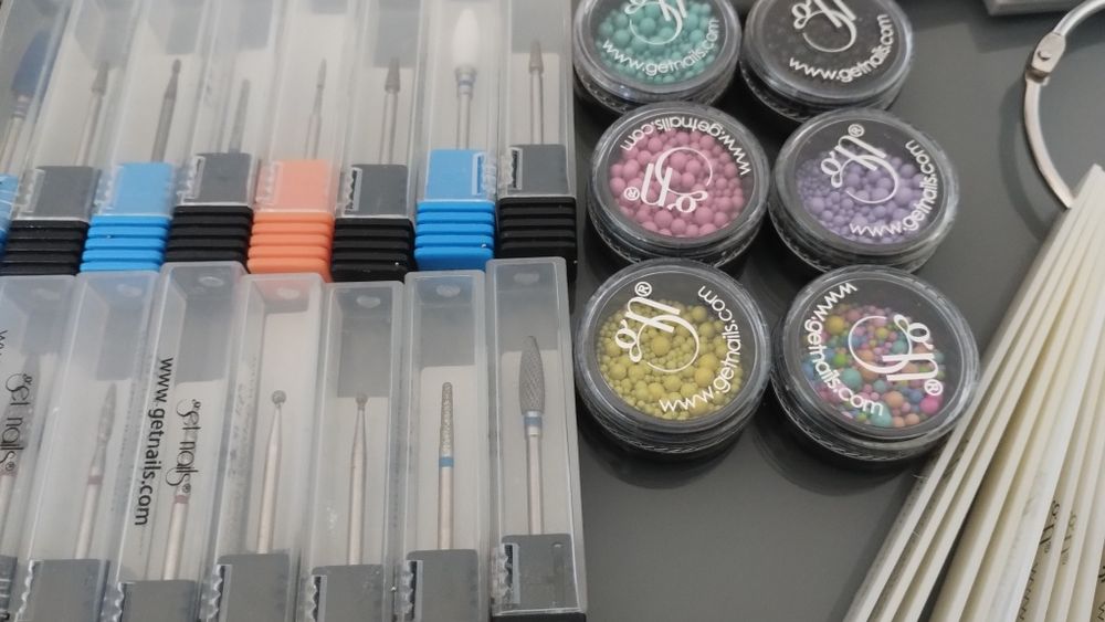 Vând  produse unghii