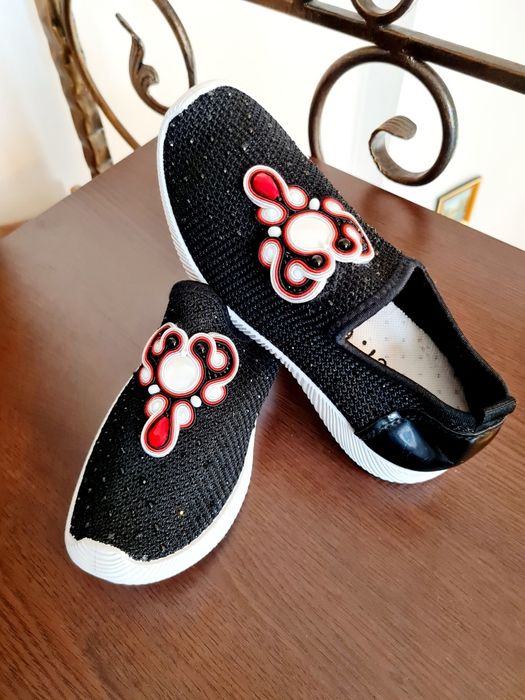 Balerini negri cu aplicații handmade