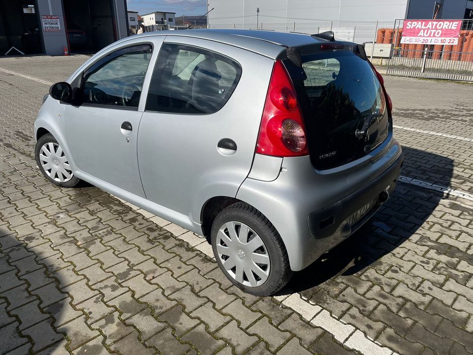 Vând Peugeot 107
