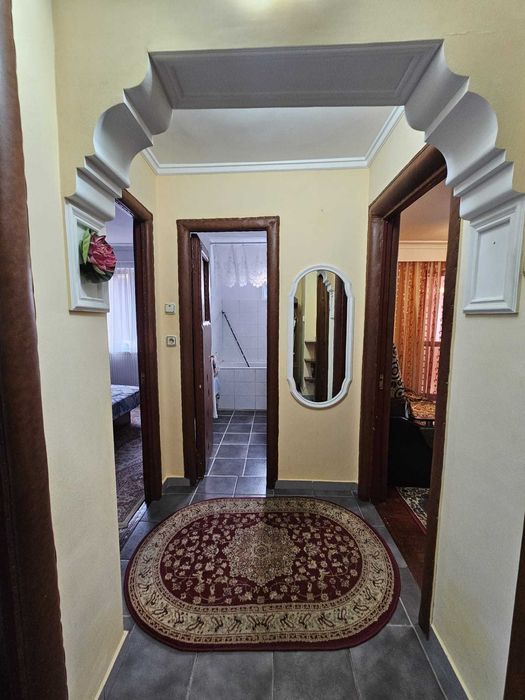 Apartament 2 camere, etaj III, intrarea din spate a Colegiului National Matei Basarab (Pedagogic)