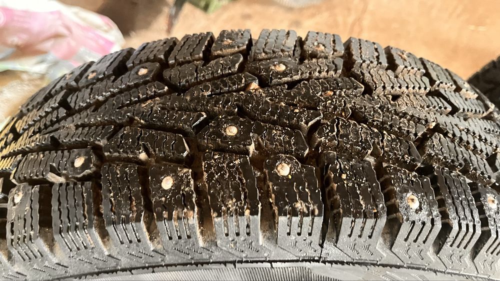 Продам косплект шин с титанкой