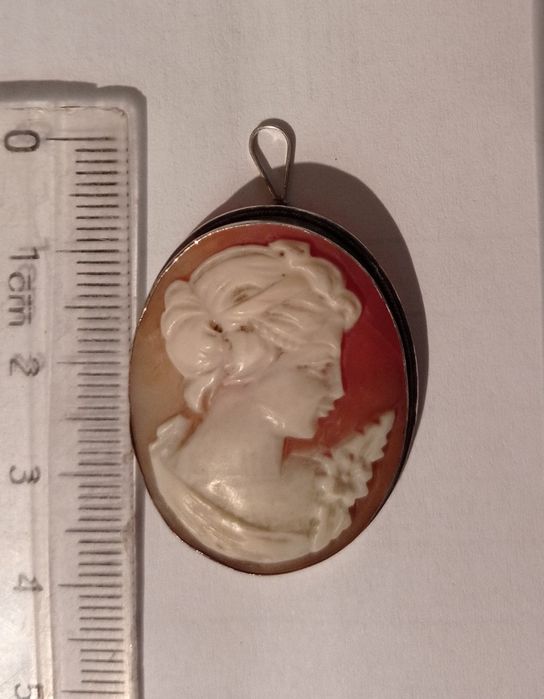 Vând sau schimb obiecte vechi.Preț în funcție de obiectul ales.