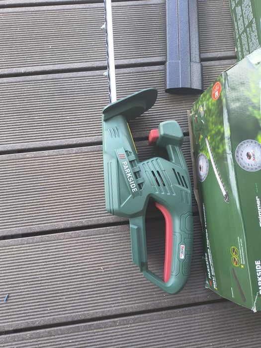 Aparat tuns gard viu,arbuști ornamentali ,se alimentează cu acumulatori 20 v Parkside