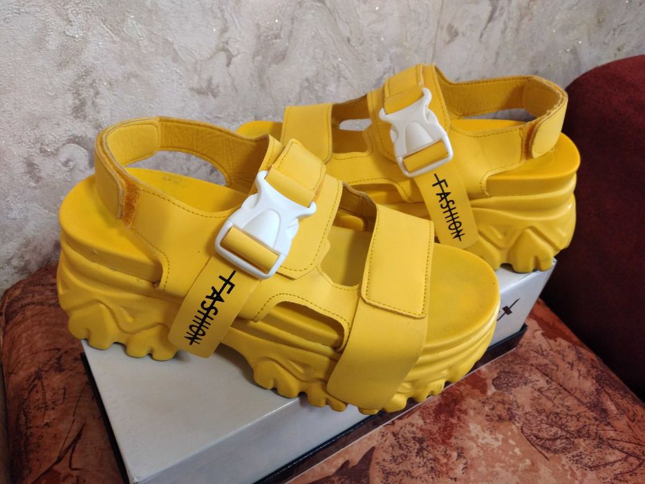 Продавам луксозни дамски обувки и жълто сабо.