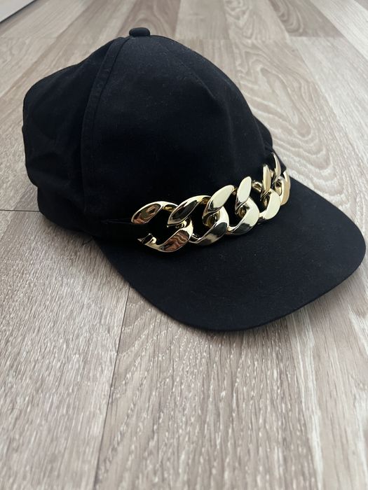 Атрактивна шапка с козирка