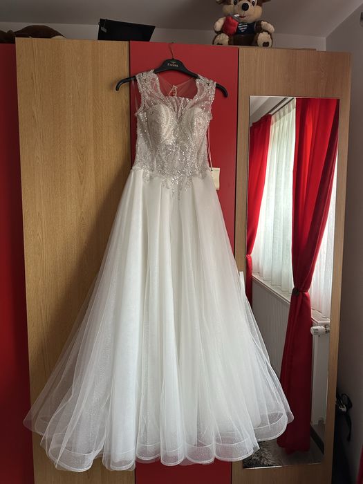 Vand rochie de mireasa cu voal si cerc