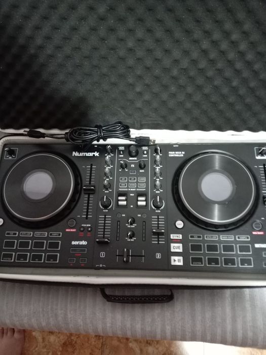 Numark Mixtrack Platinum FX DJ Controller - cu Ecran,NOUA.1800 Lei.