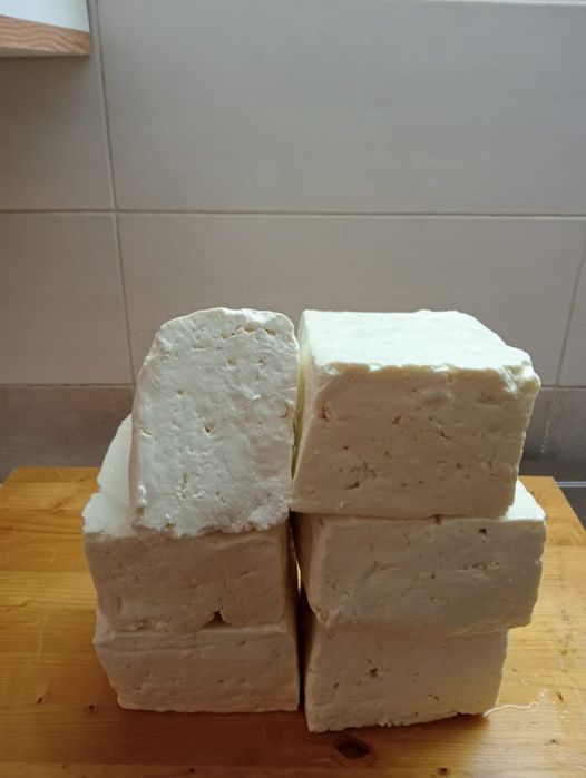 Vând brânză telemea de oaie