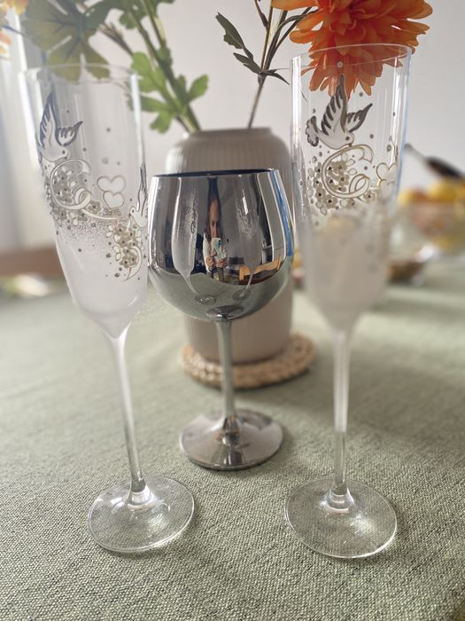 Сватбени чаши и църковен бокал