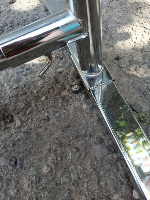 Две одинаковые никелерованные вешалки