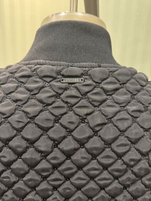 Guess яке с пайети