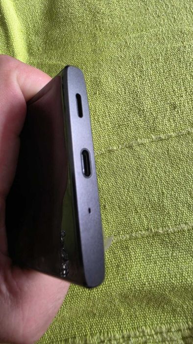 Vand telefon sony xperia este nou