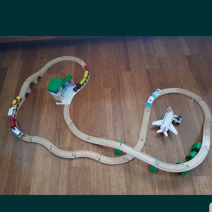 3 комплекта: дървени релси, самолет, летище и др.