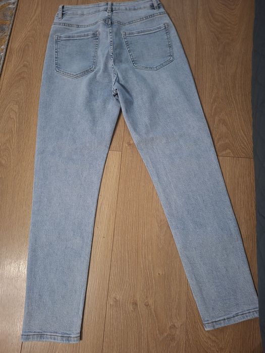 Vand blugi XS cu sclipici si broderie fluturasi