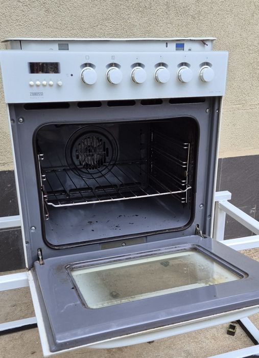 Фурна за вграждане ZANUSSI в комплект с котлони за вграждане