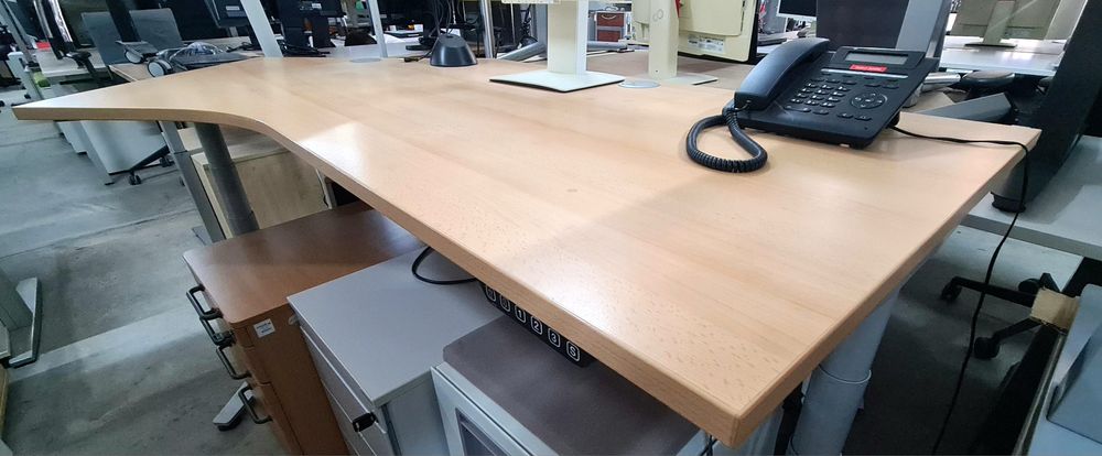 Ергономично Бюро със извит плот и запометяващ дисплеи оборудване