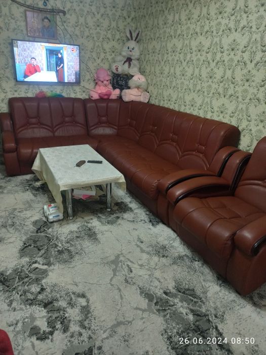 Чистый кожаные гостиной уголок. Качественные.состояние отличное.