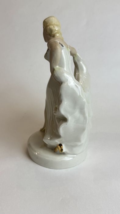 Фарфоровая статуэтка